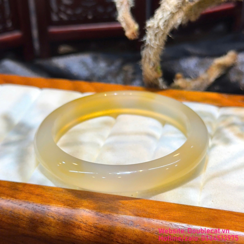 Vòng bản đá mã não bạch nguyệt quang pha màu hoàng kim thiên nhiên
