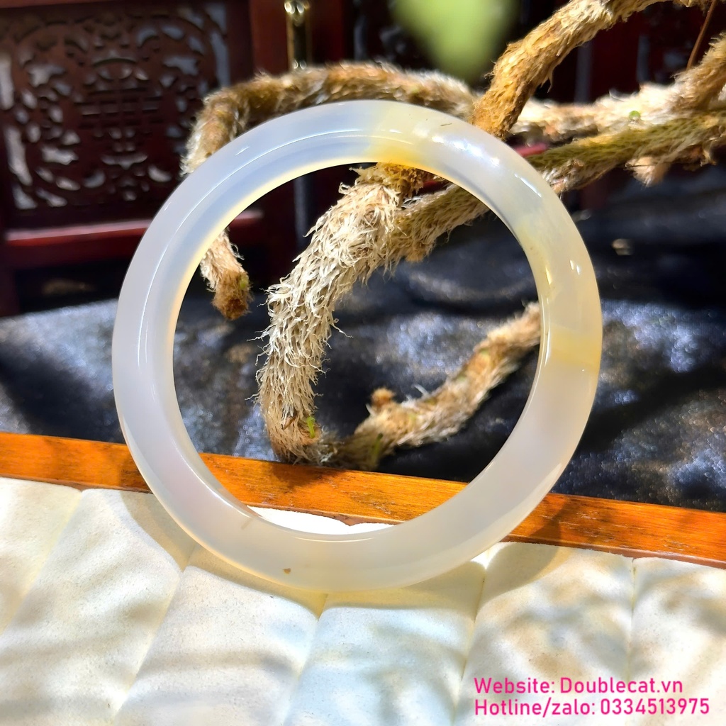 Vòng mã não trắng khói pha hoàng kim, điểm chu sa duyên