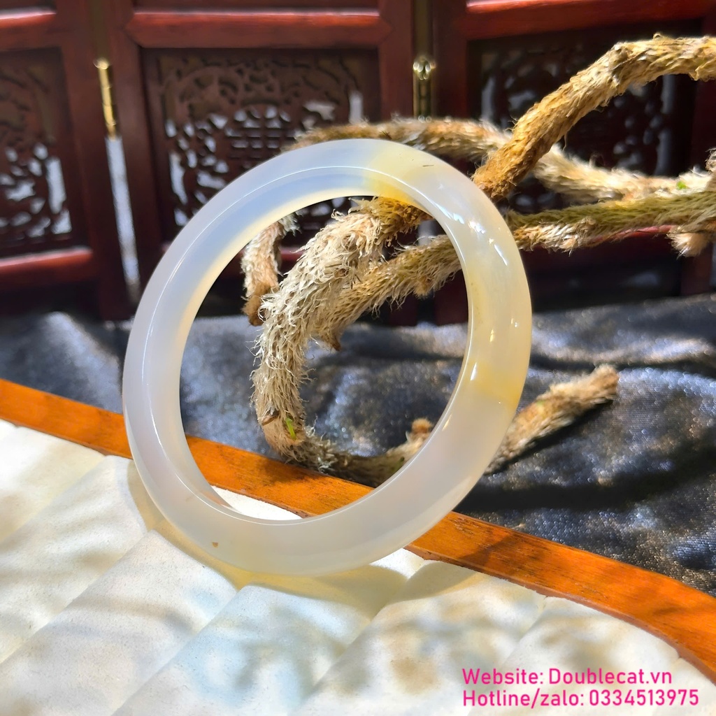 Vòng mã não trắng khói pha hoàng kim, điểm chu sa duyên
